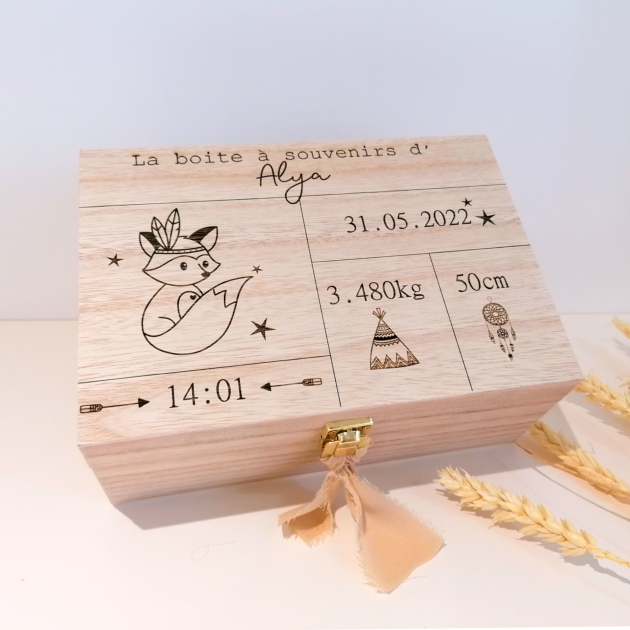 Boîte à souvenirs en bois gravé